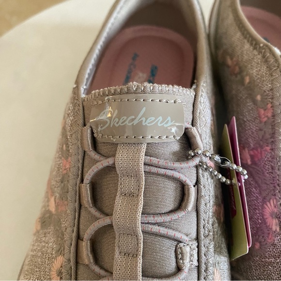 NWT - Women’s Skechers Relaxed Fit - Garden Joy - Picture 3 of 9